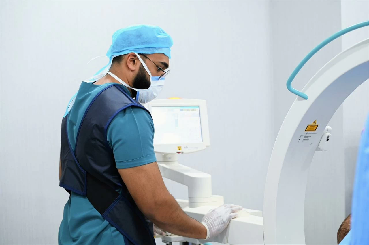 تجمع المدينة المنورة الصحي يُجري أول عملية قسطرة قلبية متنقلة لحاج بجوار المسجد النبوي