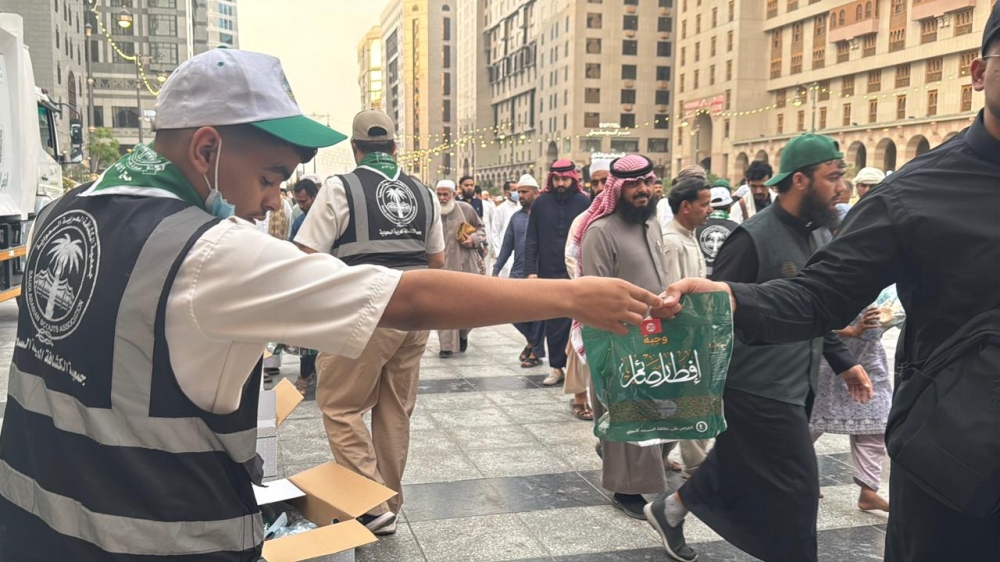 معسكر الخدمة العامة يرفع وتيرة مبادراته لخدمة زوار المسجد النبوي