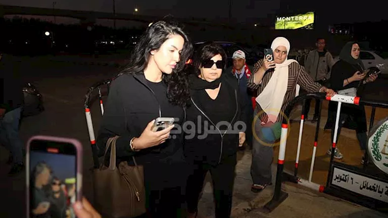 بالصور.. فيفي عبدة تقدم واجب العزاء في سهير زكي