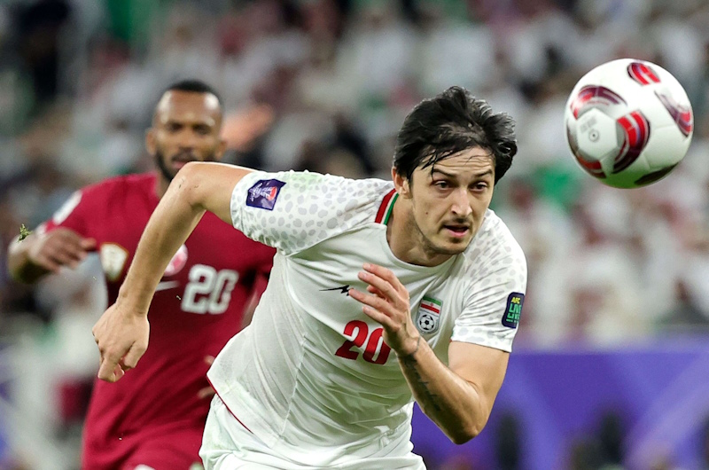 طرد المهاجم الإيراني آزمون من المنتخب الوطني بتهمة “الخيانة”