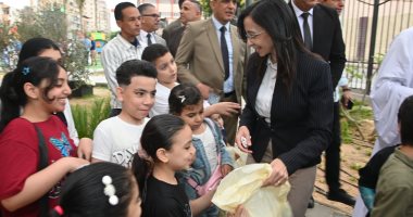 محافظ البحيرة توزع الهدايا والورود على المواطنين احتفالا بعيد الأضحى