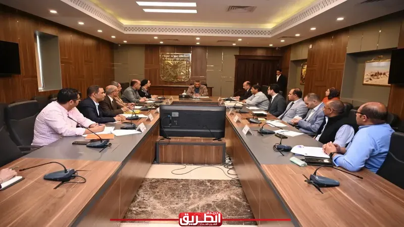 محافظ جنوب سيناء يستعرض مع لجنة اللنشات بالمحافظة ما تم إنجازه