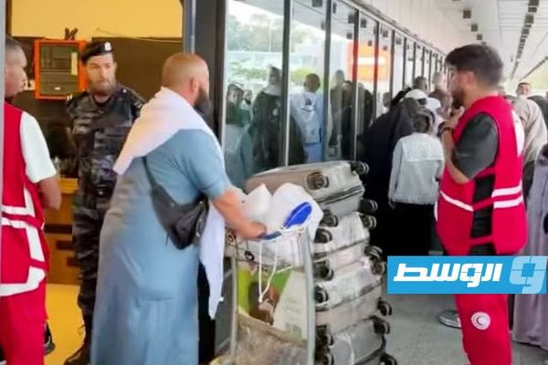 بالصور.. «الهلال الأحمر» تستقبل حجاج بيت الله الحرام في مطار معيتيقة الدولي
