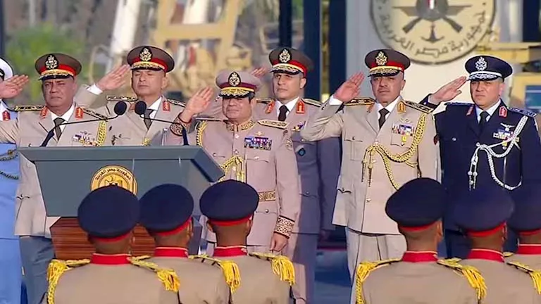 بعد توقيع وثيقة التدشين.. السيسي يؤدي تحية العلم برفقة قادة القوات ال