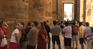 أفواج سياحية كبيرة تزور معابد الكرنك للاستمتاع بالطقس الشتوى الدافئ