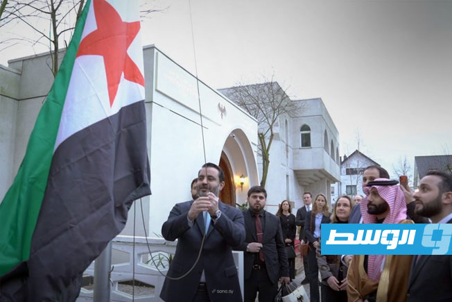 الشيباني يرفع العلم السوري في بون بعد إغلاق 20 عامًا