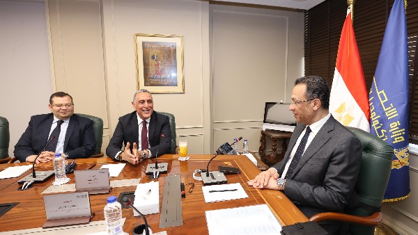 وزير الاتصالات يبحث مشروعات ومستقبل التحول الرقمي في مصر