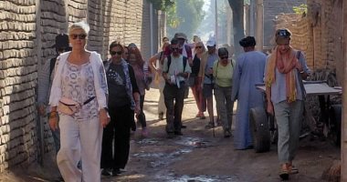 أجانب مقيمون فى الأقصر ينظمون جولات تمشية صباحية لاستكشاف الحياة اليومية والطبيعة الخلابة فى مدن وقرى الأقصر.. الألمانية كاترين أوليف توثق جلسات المشى الأسبوعية وسحر الزراعات والأطفال والمعالم الأثرية