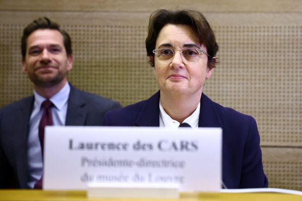 ماكرون يقبل استقالة مديرة متحف اللوفر بعد سرقة مجوهرات