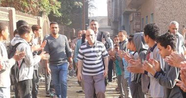 مشهد مؤثر فى بنى سويف.. ممر شرفى لمعلم تكريما له بعد بلوغه المعاش