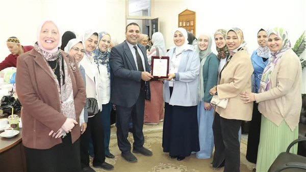 إعلام القاهرة تحتفي بعميدتها السابقة لتعيينها عضوا بمجلس النواب