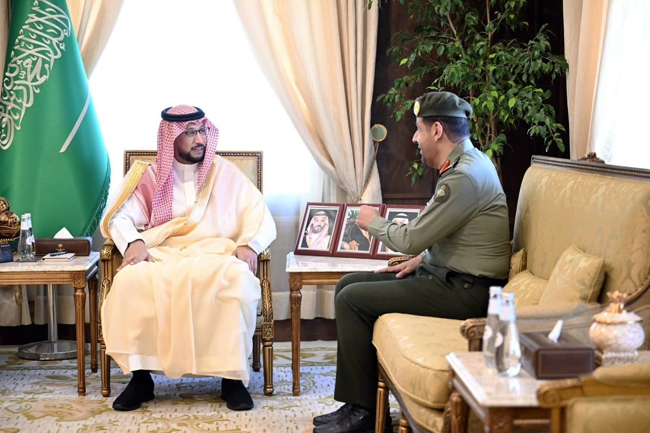 نائب أمير عسير يطّلع على أبرز خدمات الجوازات
