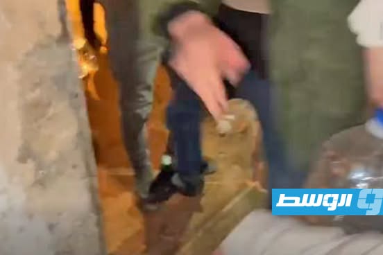 ضبط 3400 لتر من الخمور خلال مداهمة مصنع في الجبل الأخضر