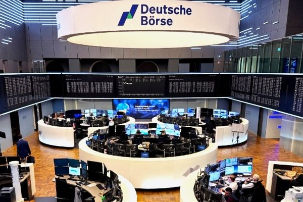 انخفاض طفيف لأسهم أوروبا عقب إلغاء المحادثات الأمريكية الإيرانية
