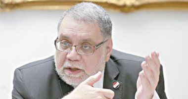 العشرات يؤدون صلاة الجنازة على جثمان الراحل مختار نوح بمسجد مصطفى محمود
