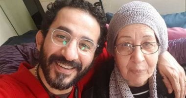 ‎أحمد حلمى فى لقاء سابق: والدتى كانت بتعرف ترسم أوى وأخدت منها الموهبة