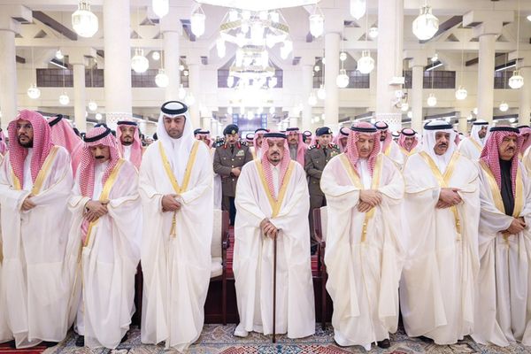 أمراء المناطق يؤدون صلاة العيد مع جموع المصلين