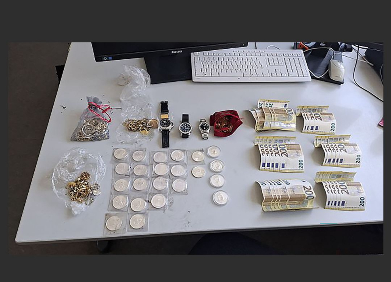 ألمانيا: طفل يعثر على “كنز مدفون” أثناء اللعب في حديقة روضة أطفال