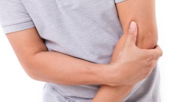أسباب وأعراض ألم الإبط الشائعة.. ومتى يجب زيارة الطبيب؟