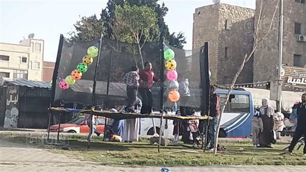 أطفال الإسماعيلية يستمتعون بالعيد من خلال ممارسة لعبة النطاط في الهواء الطلق (صور)