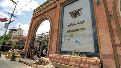 الحوثيون يطرحون أصولًا مصرفية للبيع في صنعاء وسط أزمة سيولة وضغوط مالية