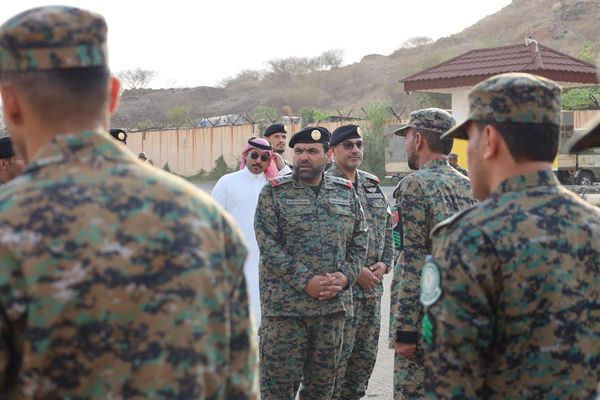 اللواء الركن عوض بن مشوح العنزي يتفقد قوات الأفواج الأمنية بعسير وجازان ويهنئهم بشهر رمضان المبارك