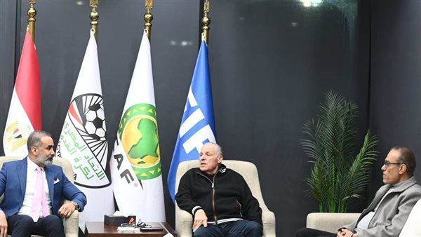 هاني أبو ريدة يجتمع مع مدير المنتخبات العراقية