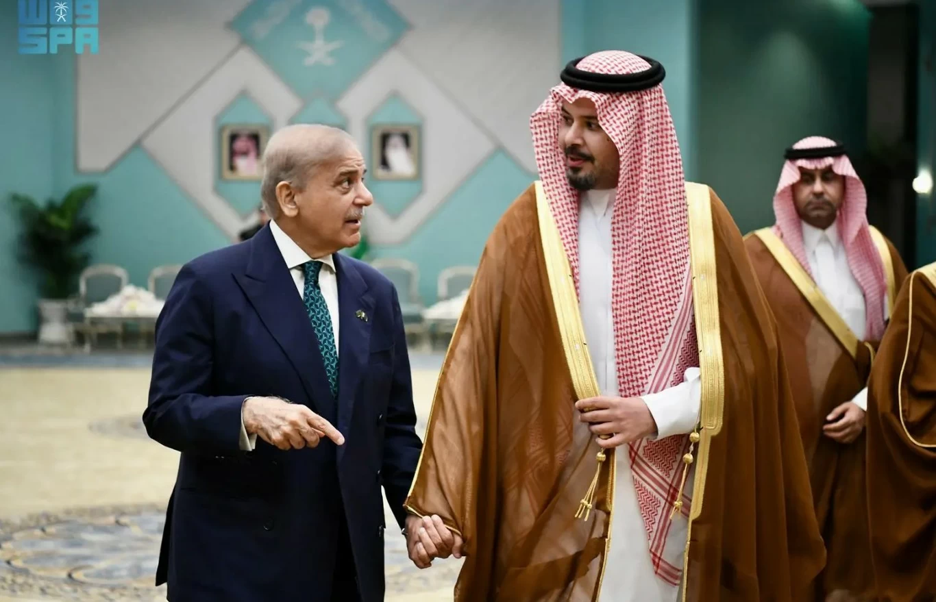 رئيس وزراء باكستان يصل إلى المدينة المنورة
