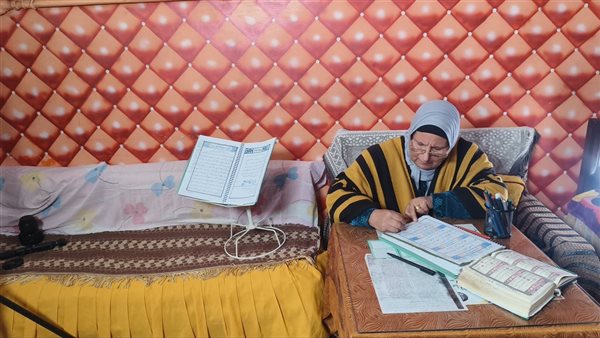 الحاجة ماجدة، ابنة الدقهلية تحقق حلم طفولتها بكتابة المصحف في سن الـ68 (فيديو وصور)