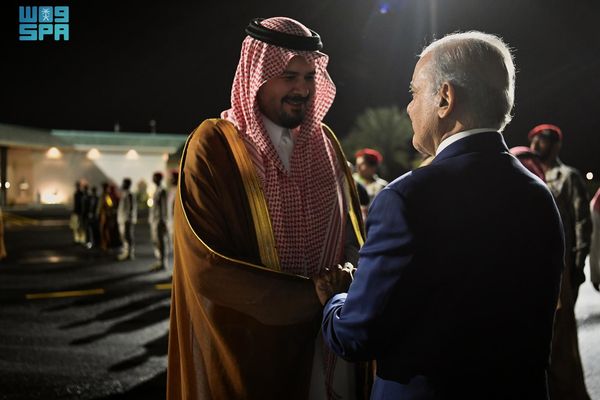 رئيس وزراء باكستان يصل إلى المدينة المنورة