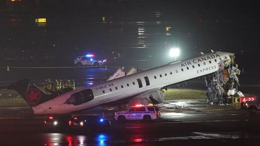 مقتل طيارَين في اصطدام طائرة بمركبة في مطار لاغوارديا في نيويورك