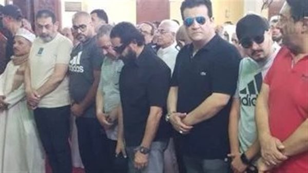 وسط حالة من الحزن.. تشييع جنازة والدة الفنان أحمد حلمي في مدينة بنها