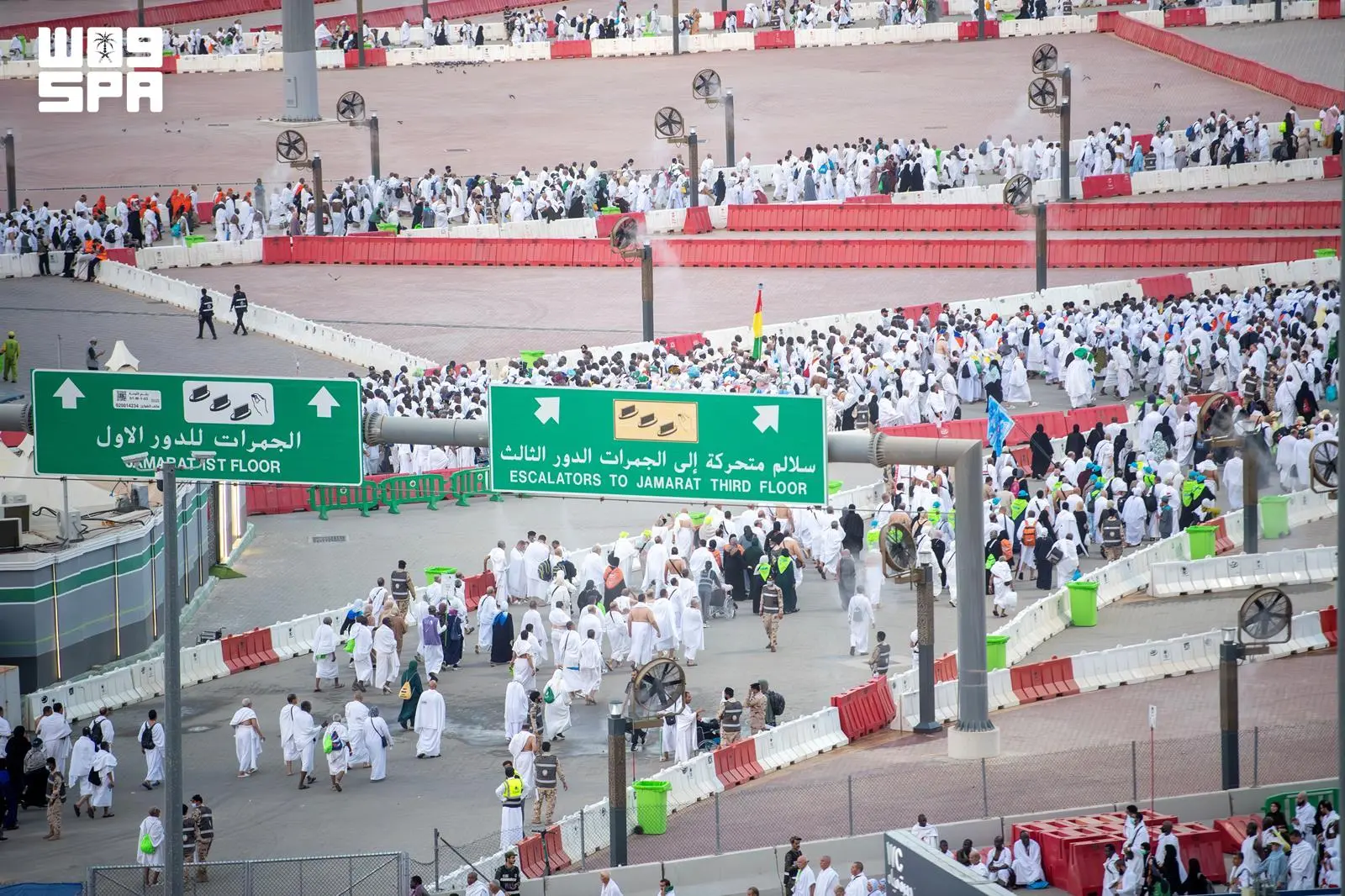 حجاج بيت الله الحرام يرمون جمرة العقبة يوم النحر