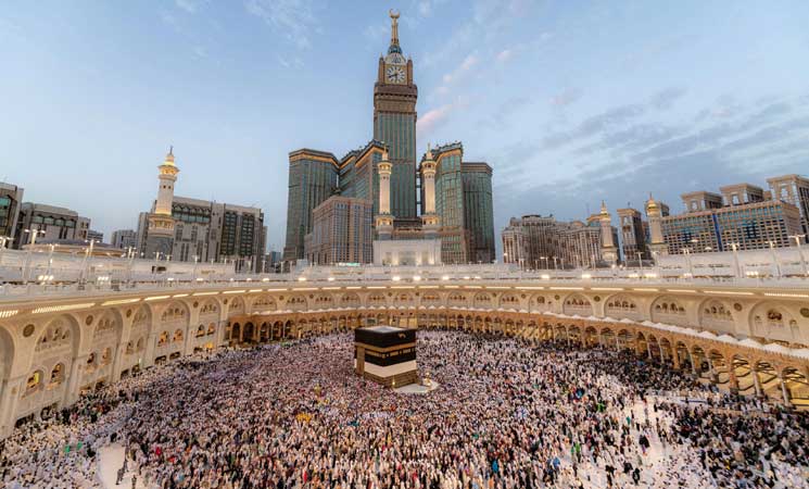 الحجاج يواصلون طواف القدوم في الحرم المكي عشية بدء مناسك الحج