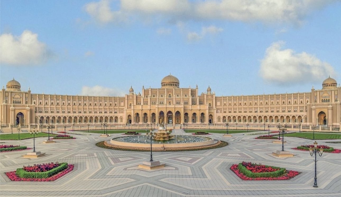 بلدية الشارقة تعلن بدء إصدار تصريح مزاولة العمل بعد منتصف الليل للمنشآت التجارية