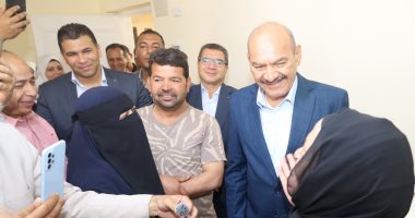 محافظ السويس يزور أسر "أبو عارف" للاطمئنان على استقرارهم فى مساكنهم البديلة