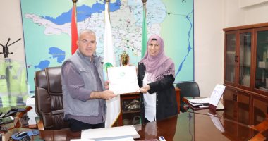 رئيس مياه الفيوم يكرم الأم المثالية بالشركة