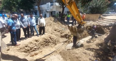 رئيس حى العجوزة يتابع تنفيذ خط طرد صرف صحى بشارع المتحف الزراعى لرفع كفاءة الخدمة