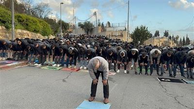 مئات الفلسطينيين يؤدون صلاة عيد الفطر بمحيط المسجد الأقصى