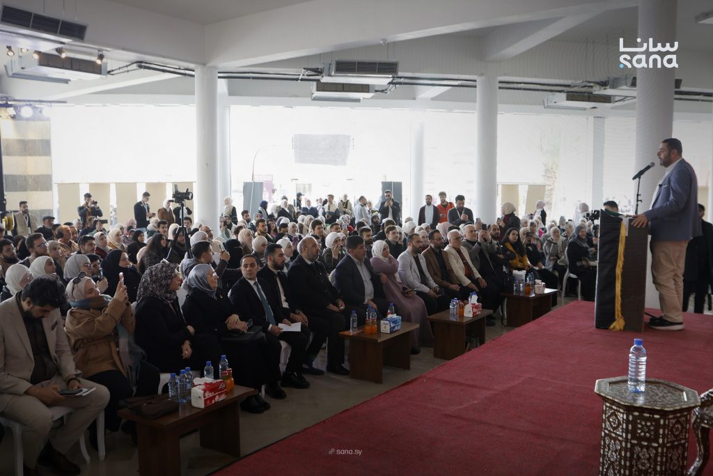 الكاتب الأردني أيمن العتوم يطرح في معرض دمشق للكتاب رؤية لبناء الوعي عبر القراءة