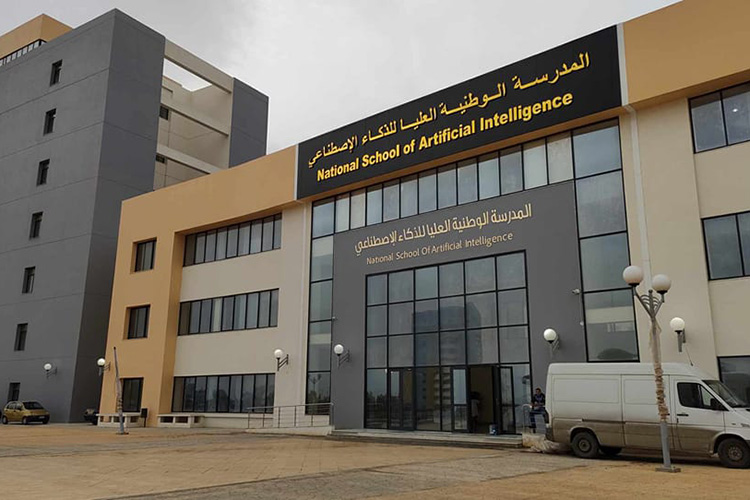 رئيس أنغولا يزور المدرسة العليا للذكاء الاصطناعي