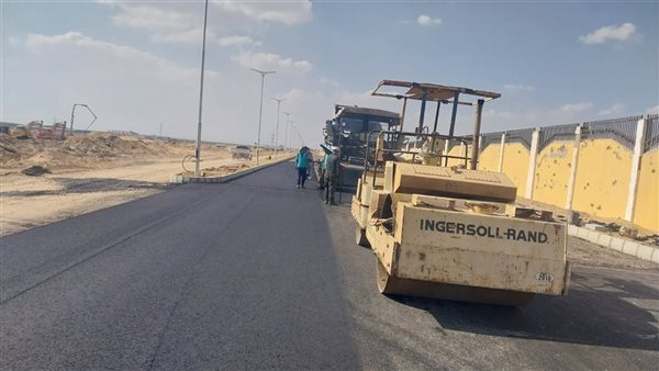 مديرية الطرق تواصل تنفيذ أعمال رصف المنطقة الحرة بالإسماعيلية(صور)