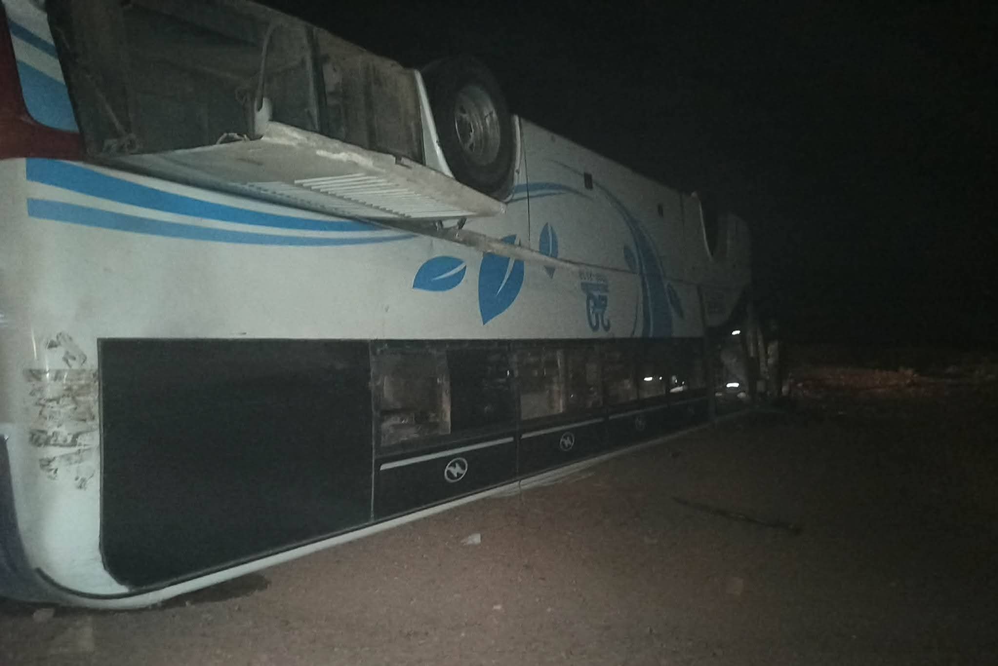 وفاة شخص وإصابة 29 آخرين في انحراف وانقلاب حافلة لنقل المسافرين بالنعامة