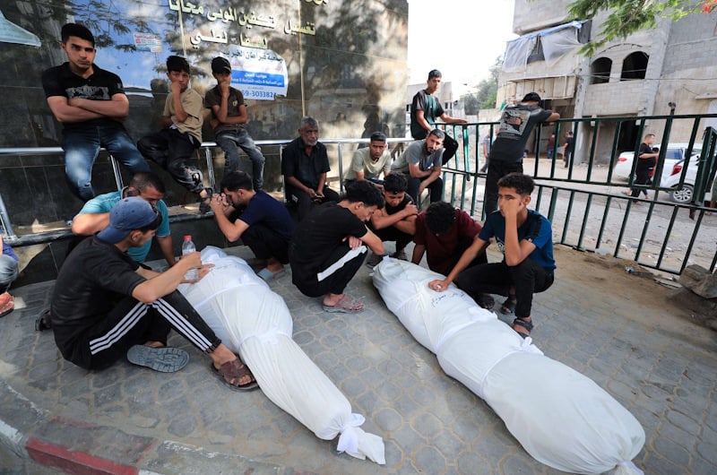 إسرائيل تقتل طفلا وسيدة فلسطينيين بهجمات وسط قطاع غزة