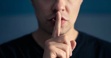 5 حالات يكون فيها الصمت من الذهب.. مش دايماً دليل على ضعف موقفك