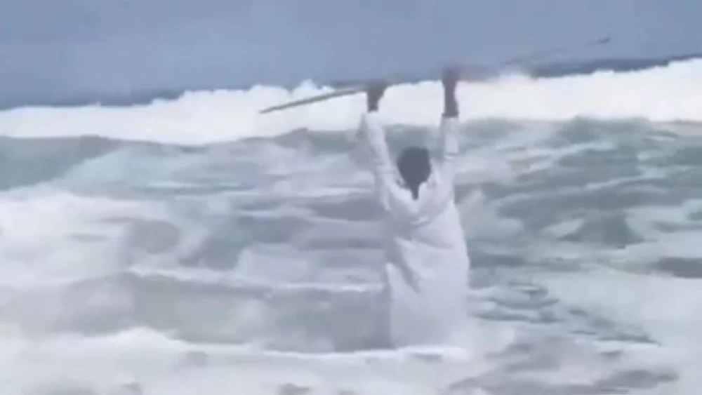 فيديو «شق البحر» يثير الجدل.. تمثيلية كوميدية تخدع منصات إخبارية شهيرة