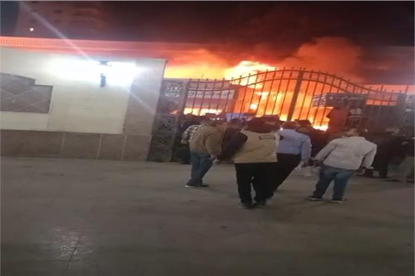حريق هائل في باكيات عدد من المحلات أمام محطة مترو المرج| صور