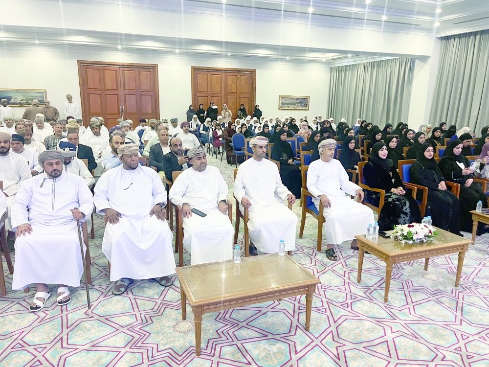 مسقط تكرّم 125 من مديري المدارس والمعلمين والطلبة المجيدين