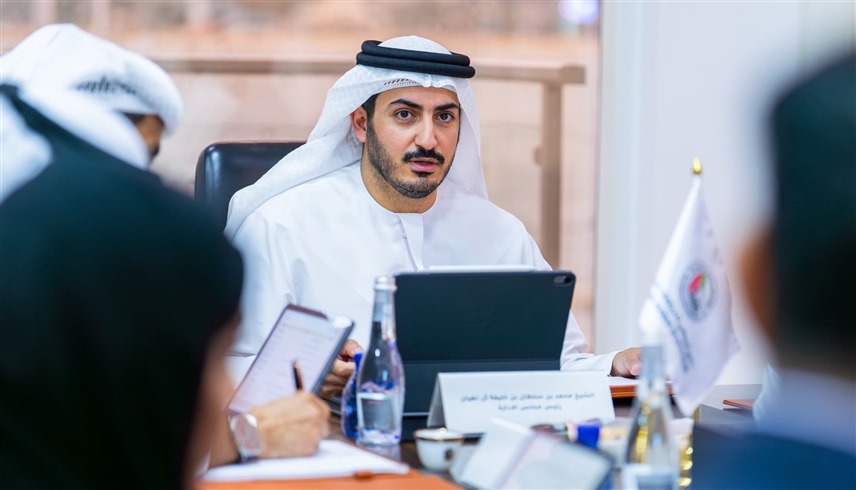 نادي أبوظبي للرياضات البحرية يبحث خطط تنظيم السباقات والبطولات