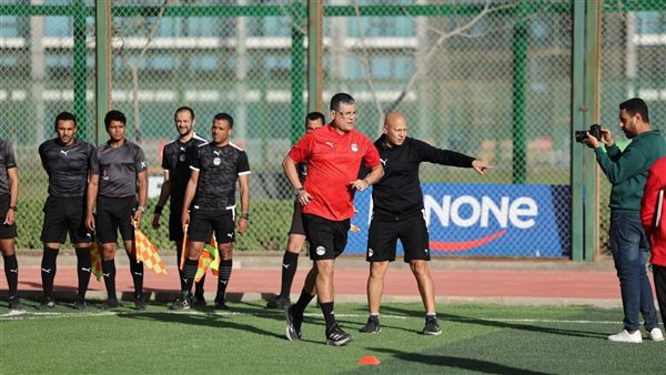 أوسكار رويز يقود تدريبًا عمليًا لـ20 حكمًا بمركز المنتخبات الوطنية